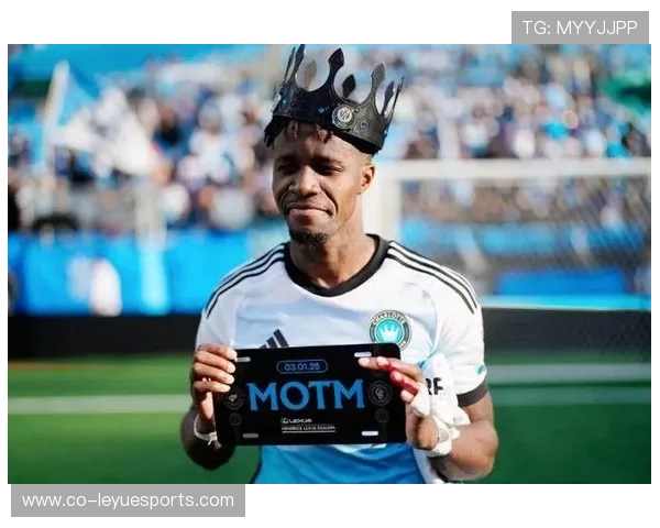 足球球星身型女孩子塑造力量与优雅的完美结合，展现自信与运动之美